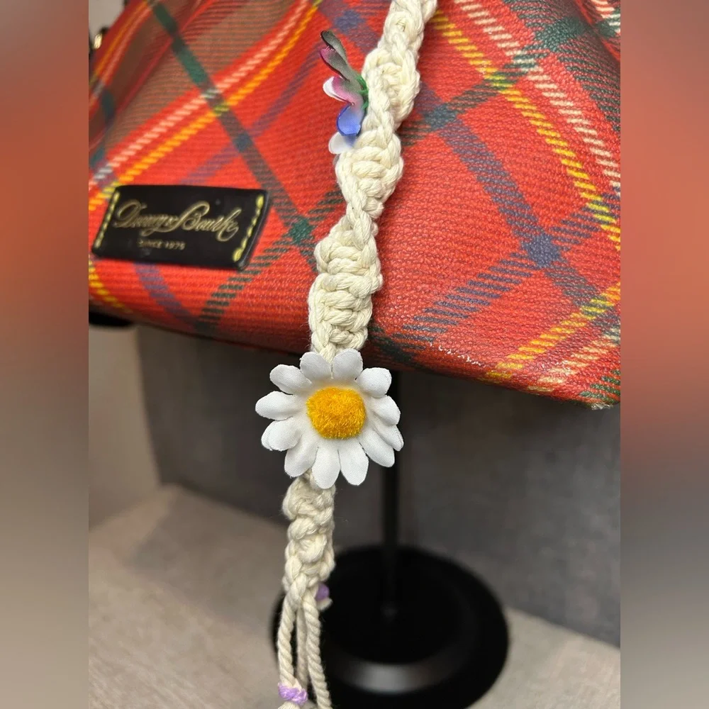 Handmade Macrame Daisy Key Chain - Picture 7 of 8